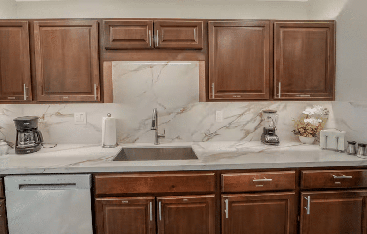 Paradise Vacation Suites - Kitchen with Appliances