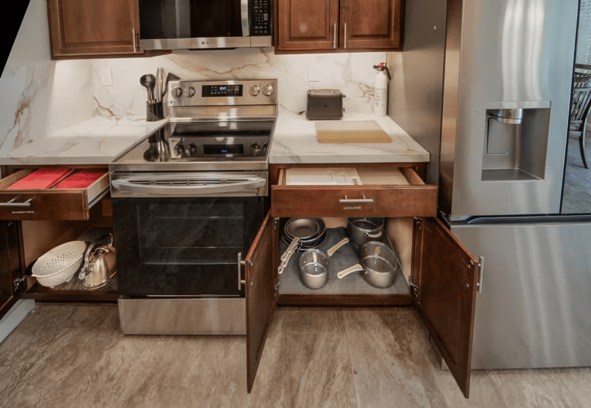 Paradise Vacation Suites - Kitchen with Appliances