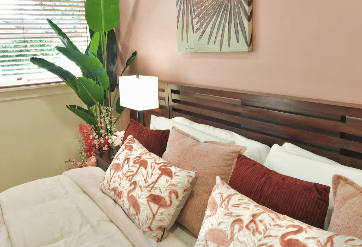 Paradise Vacation Suites - Bedroom