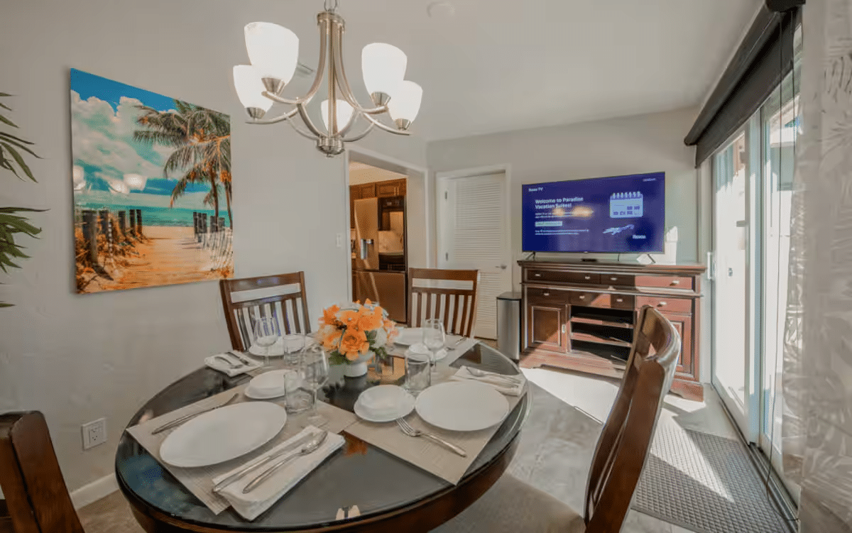 Paradise Vacation Suites - Dining Room
