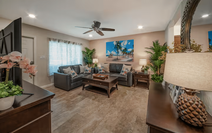 Paradise Vacation Suites - Living Room