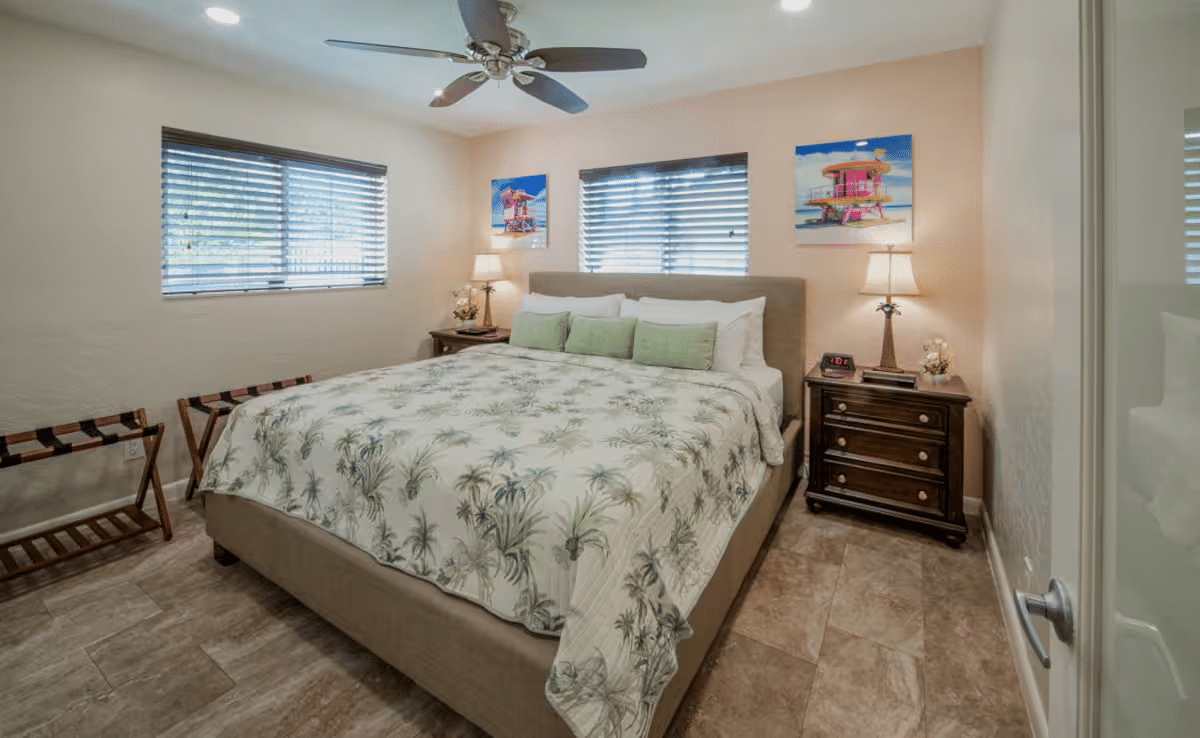 Paradise Vacation Suites - Bedroom