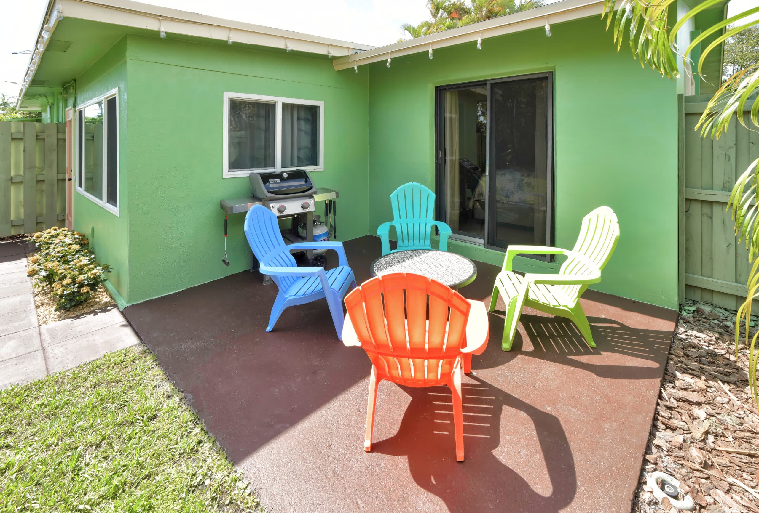 Paradise Vacation Suites - Private Yard Deck