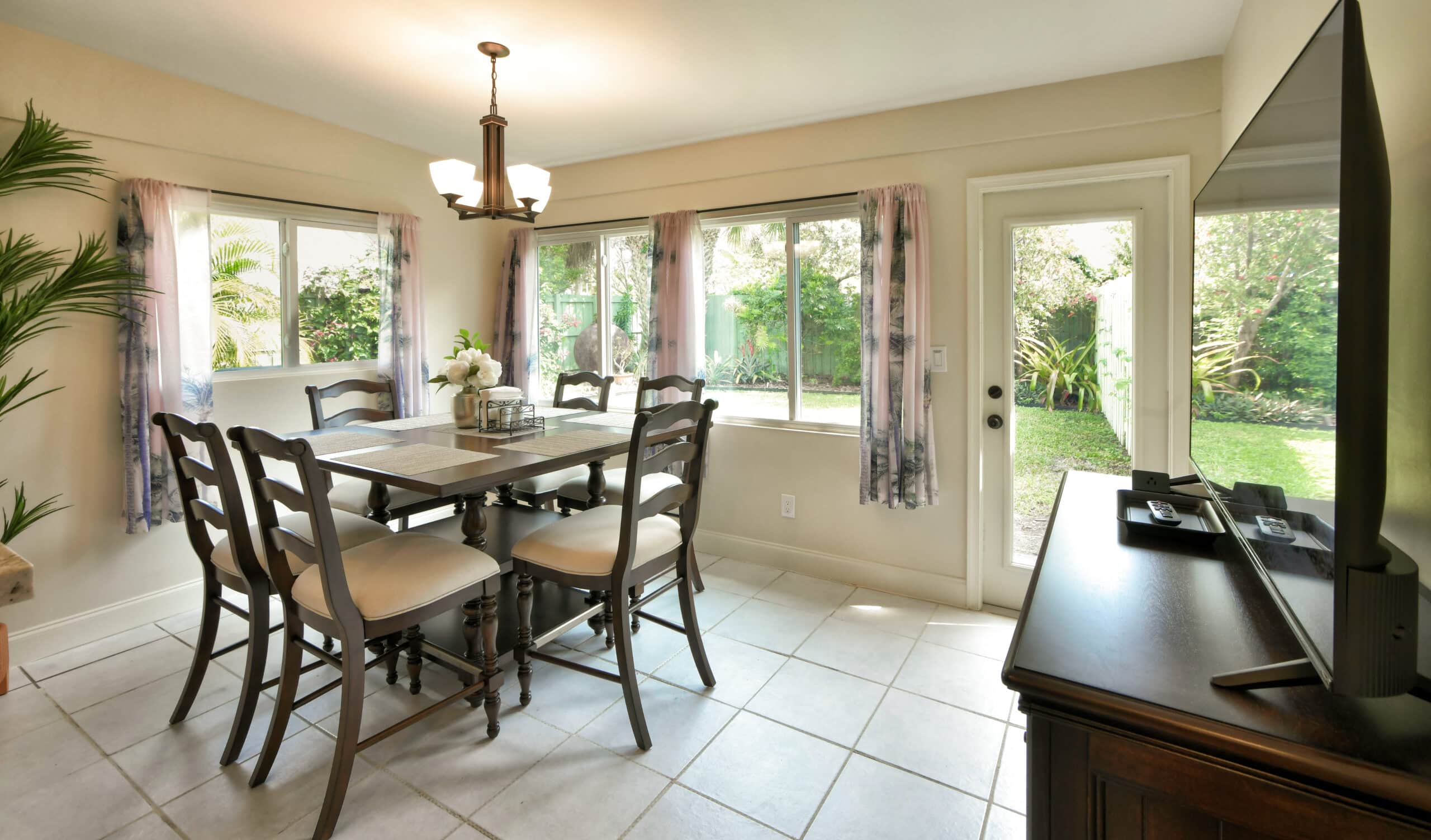 Paradise Vacation Suites - Dining Room