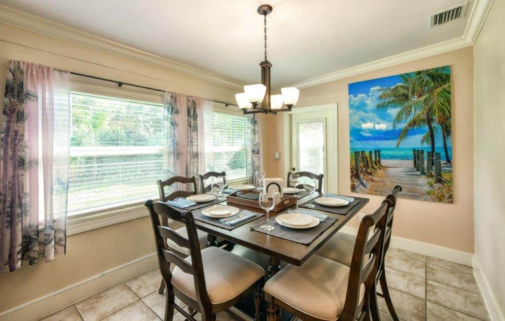 Paradise Vacation Suites - Dining Room