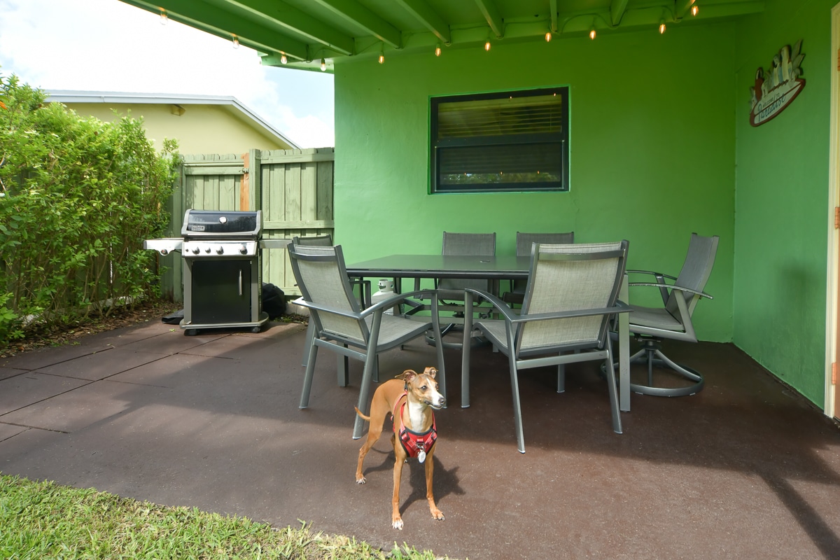 Paradise Vacation Suites - Dining Table