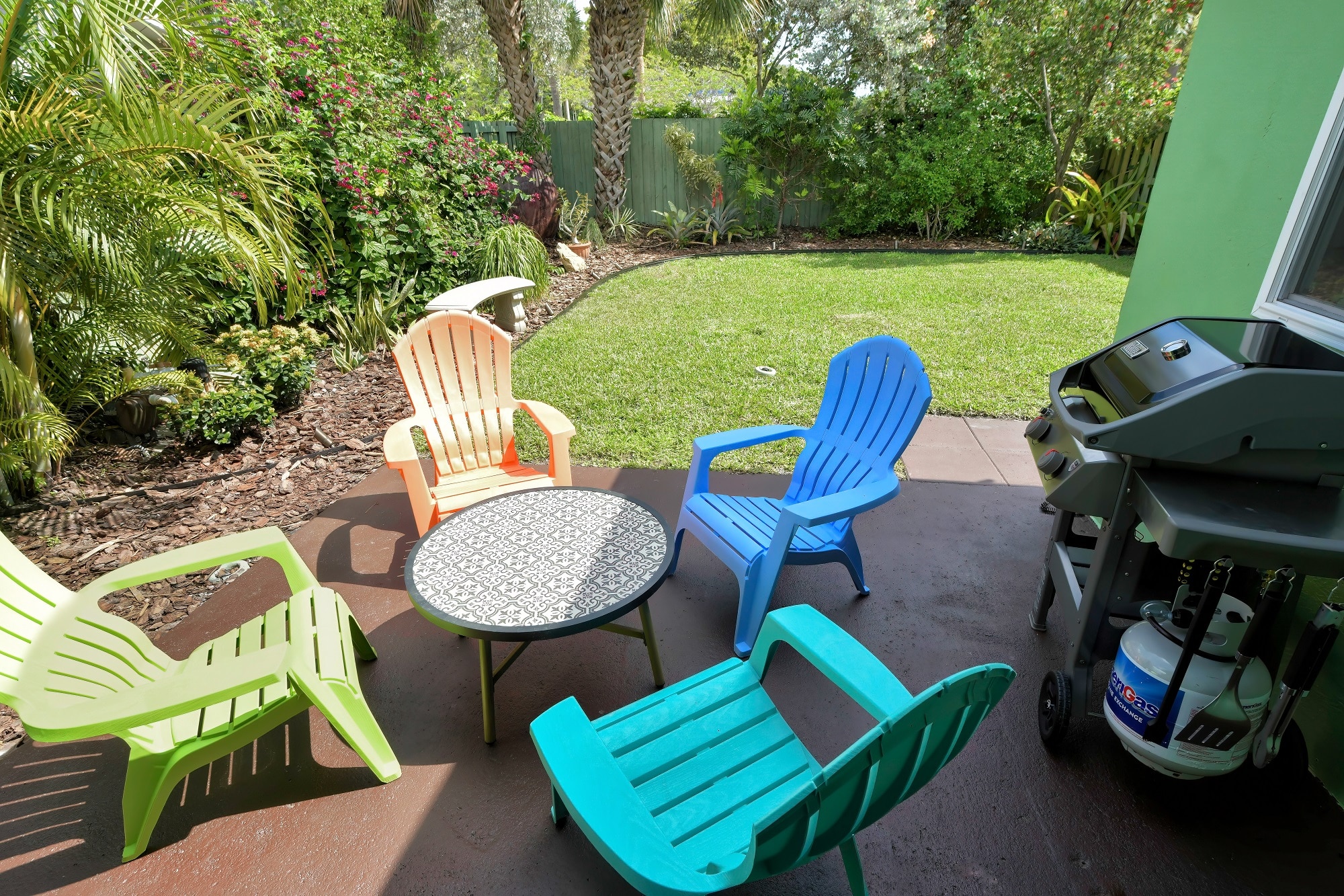 Paradise Vacation Suites - Private Yard Deck