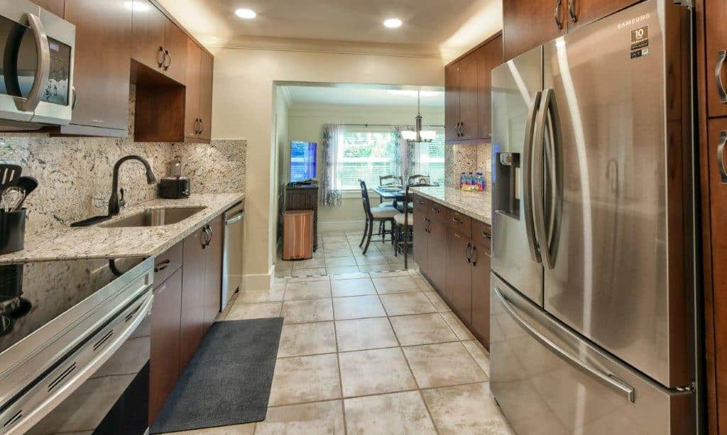 Paradise Vacation Suites - Kitchen Dining Room