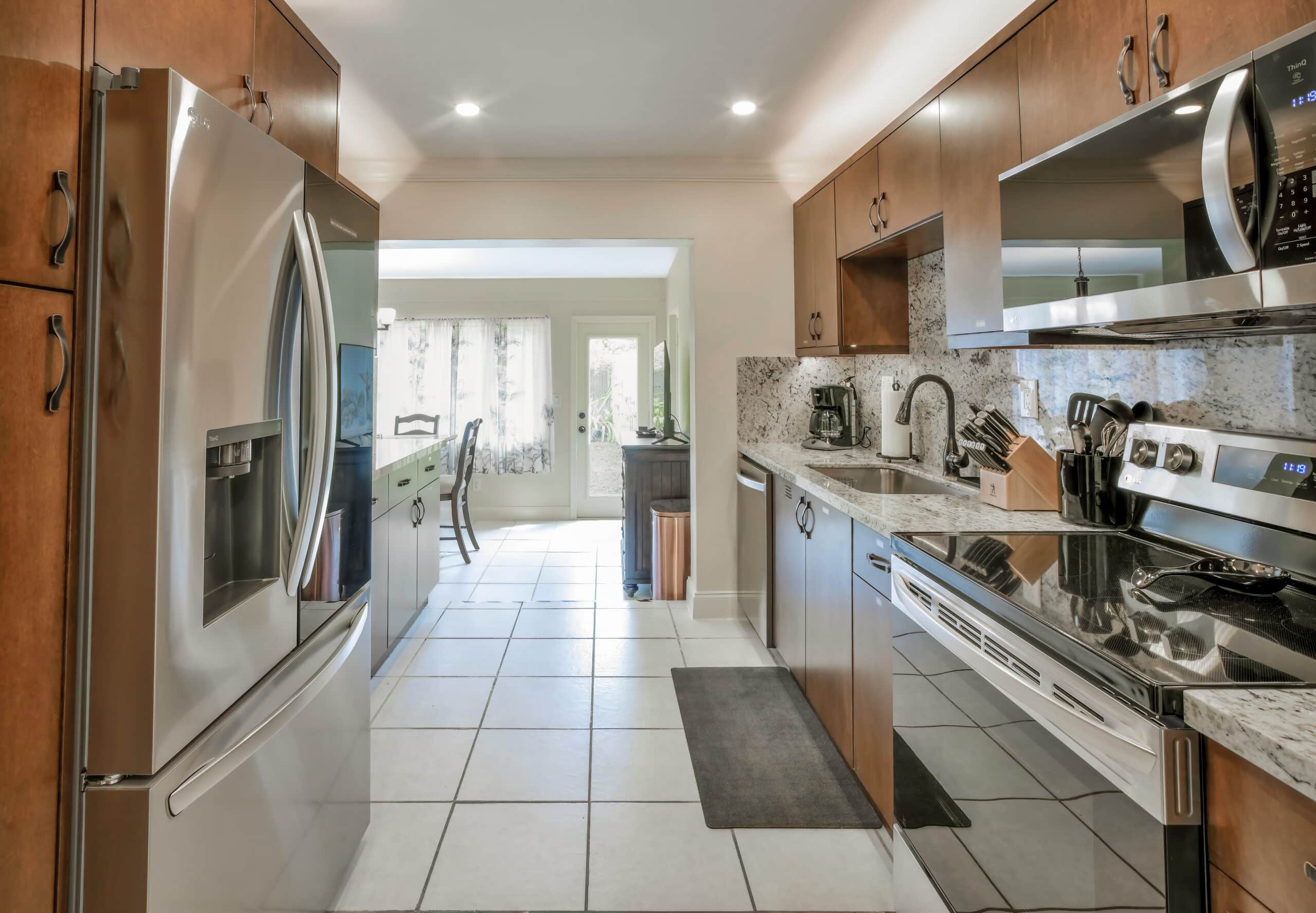 Paradise Vacation Suites - Kitchen with Appliances