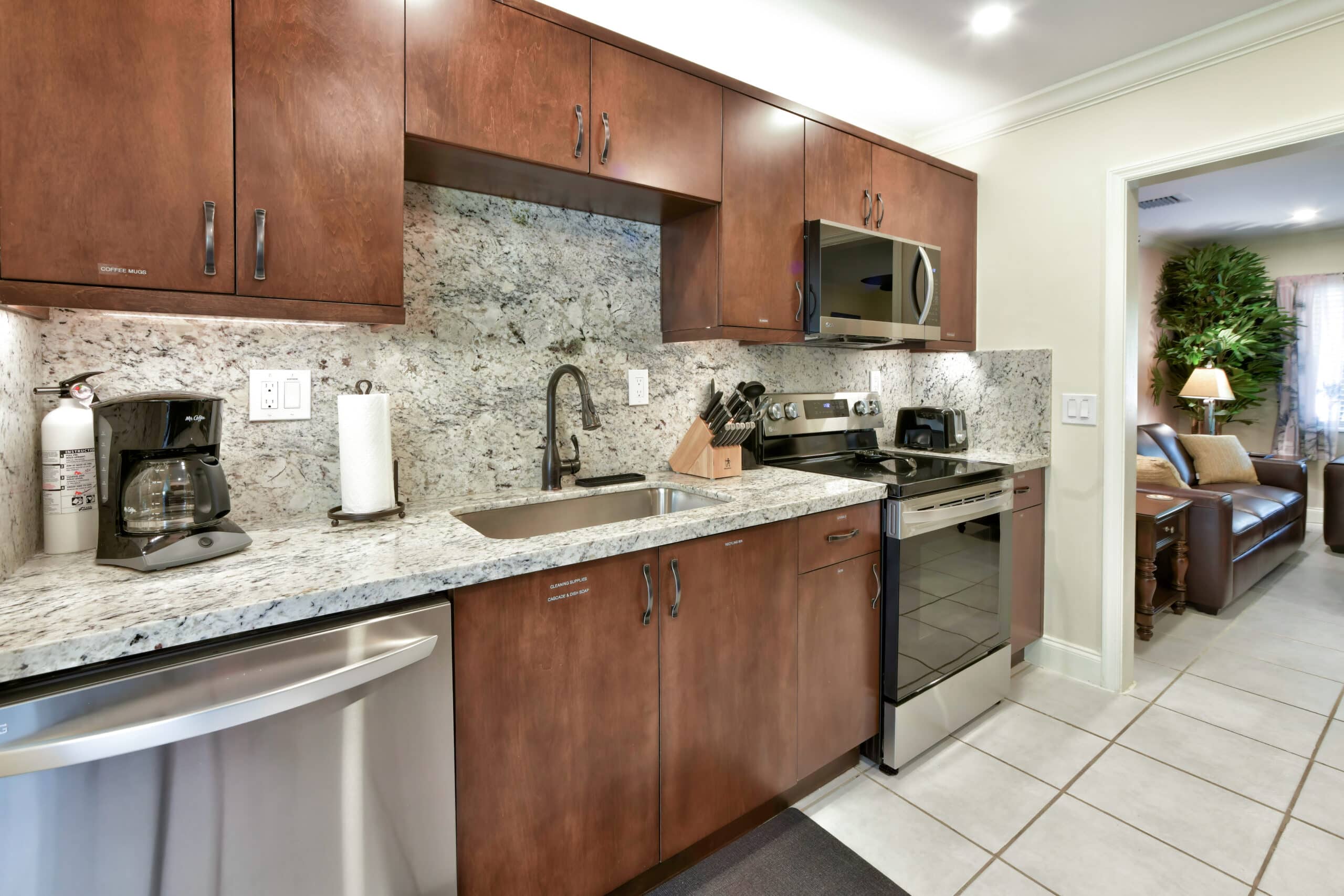 Paradise Vacation Suites - Kitchen with Appliances