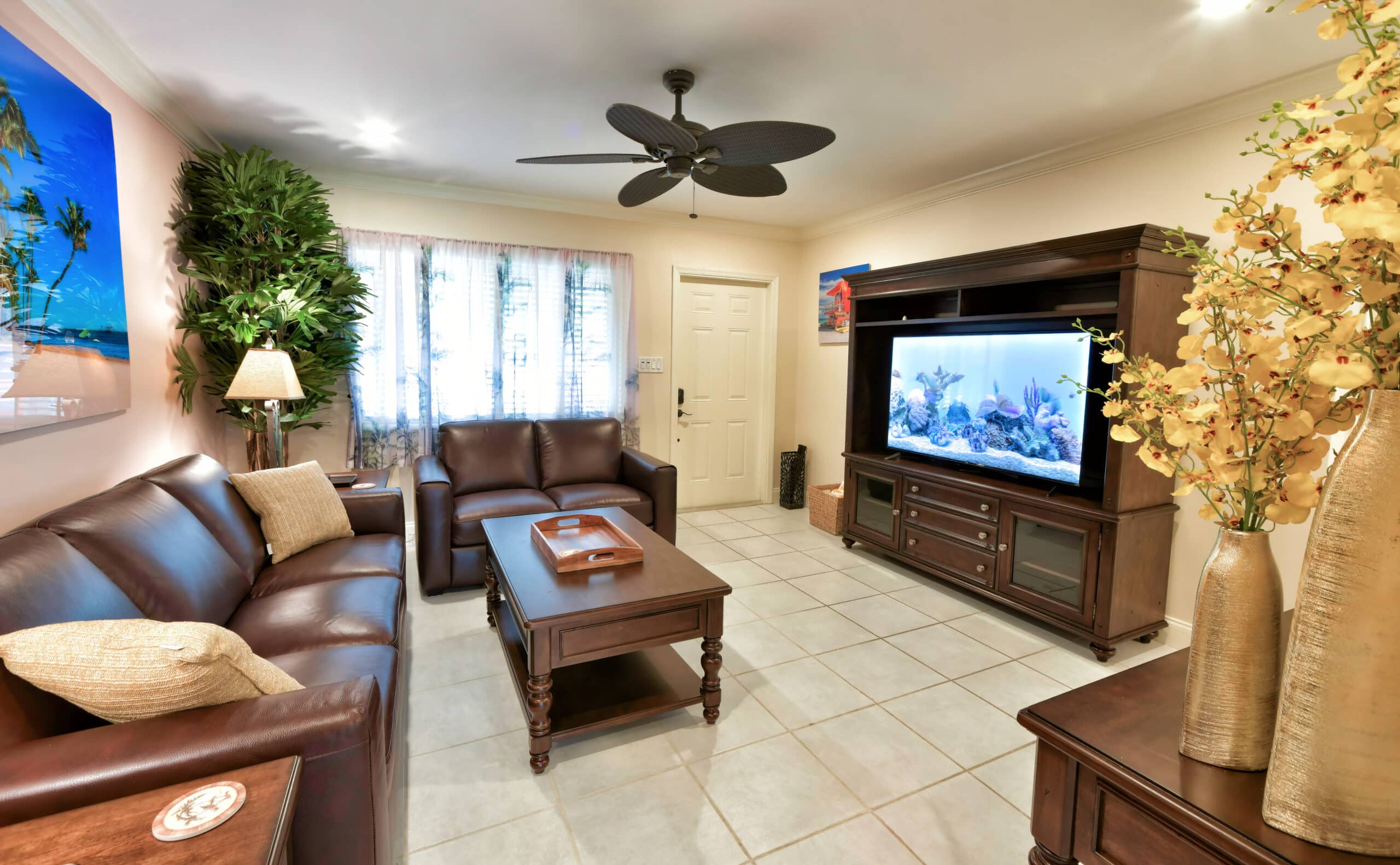 Paradise Vacation Suites - Living Room