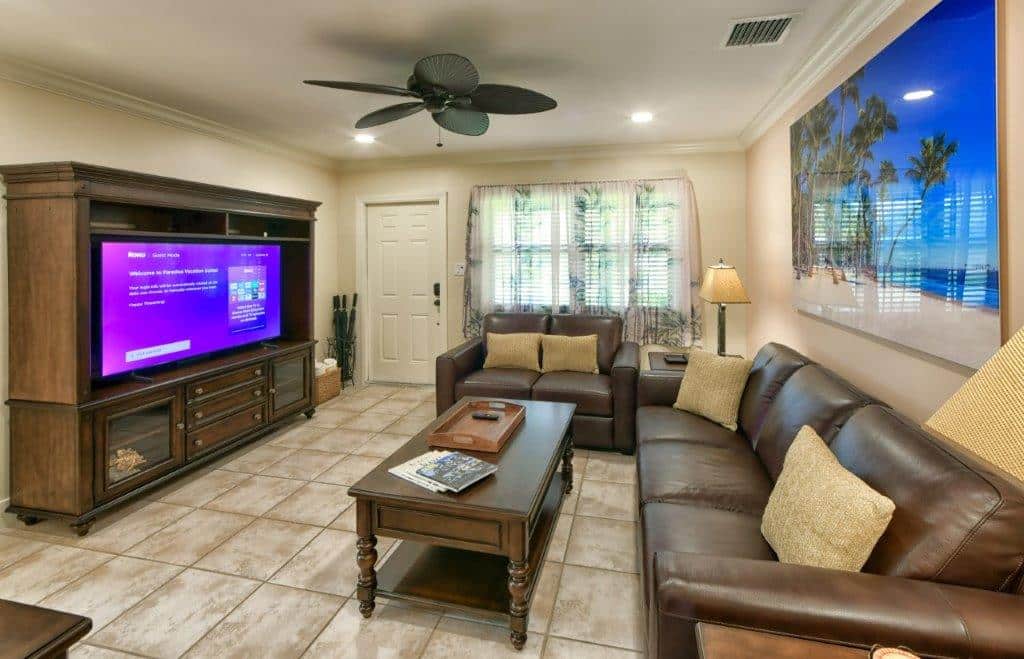 Paradise Vacation Suites - Living Room