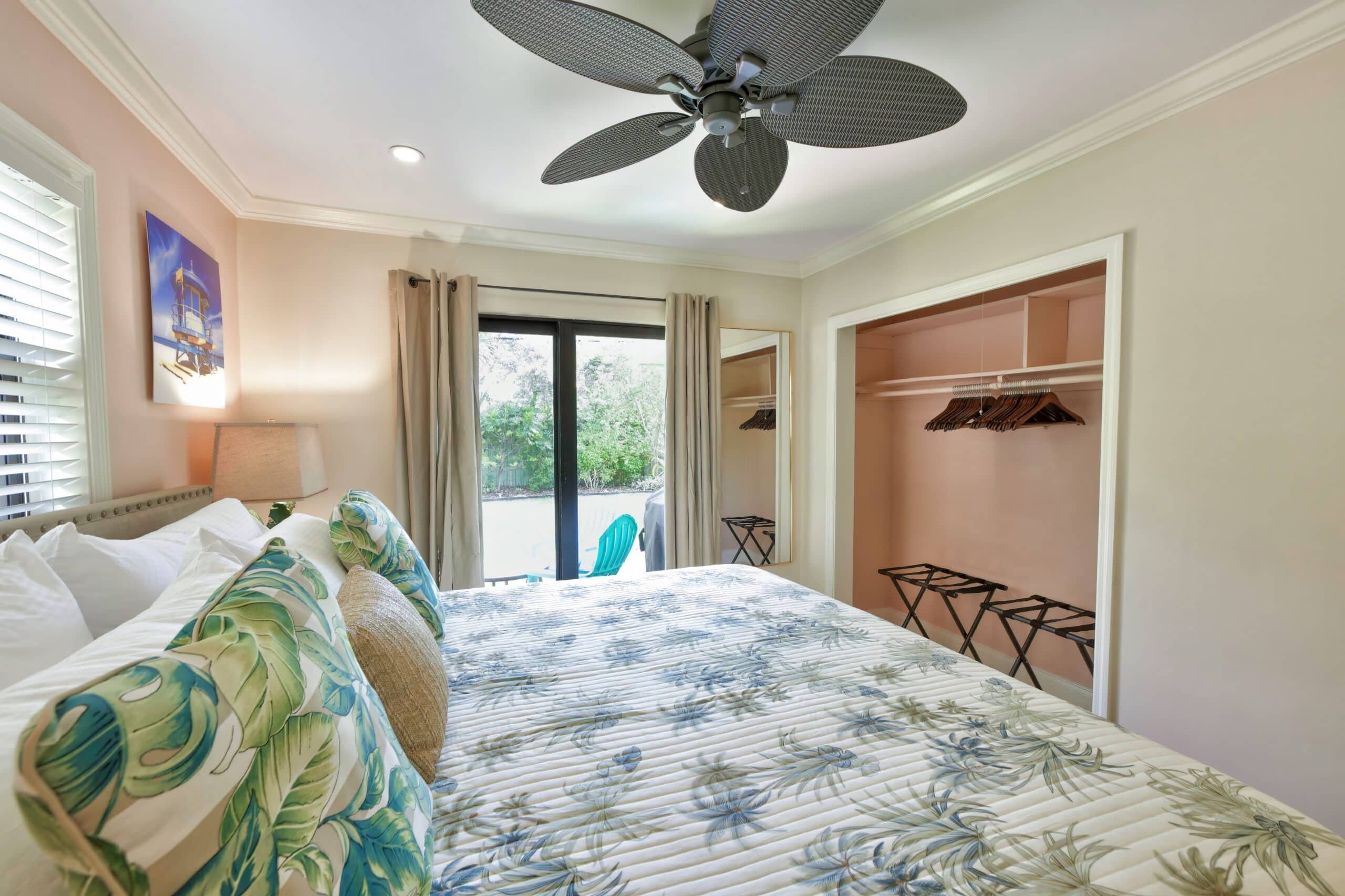 Paradise Vacation Suites - Bedroom