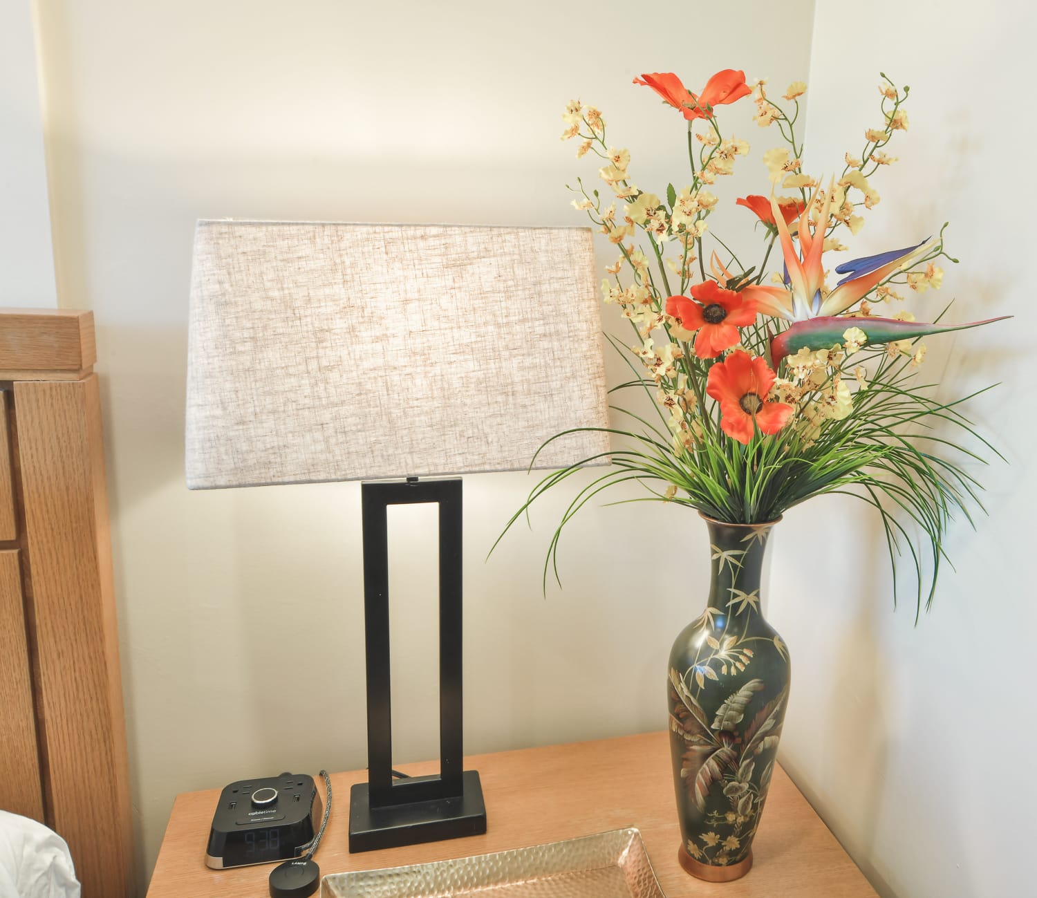 Paradise Vacation Suites - Lamp