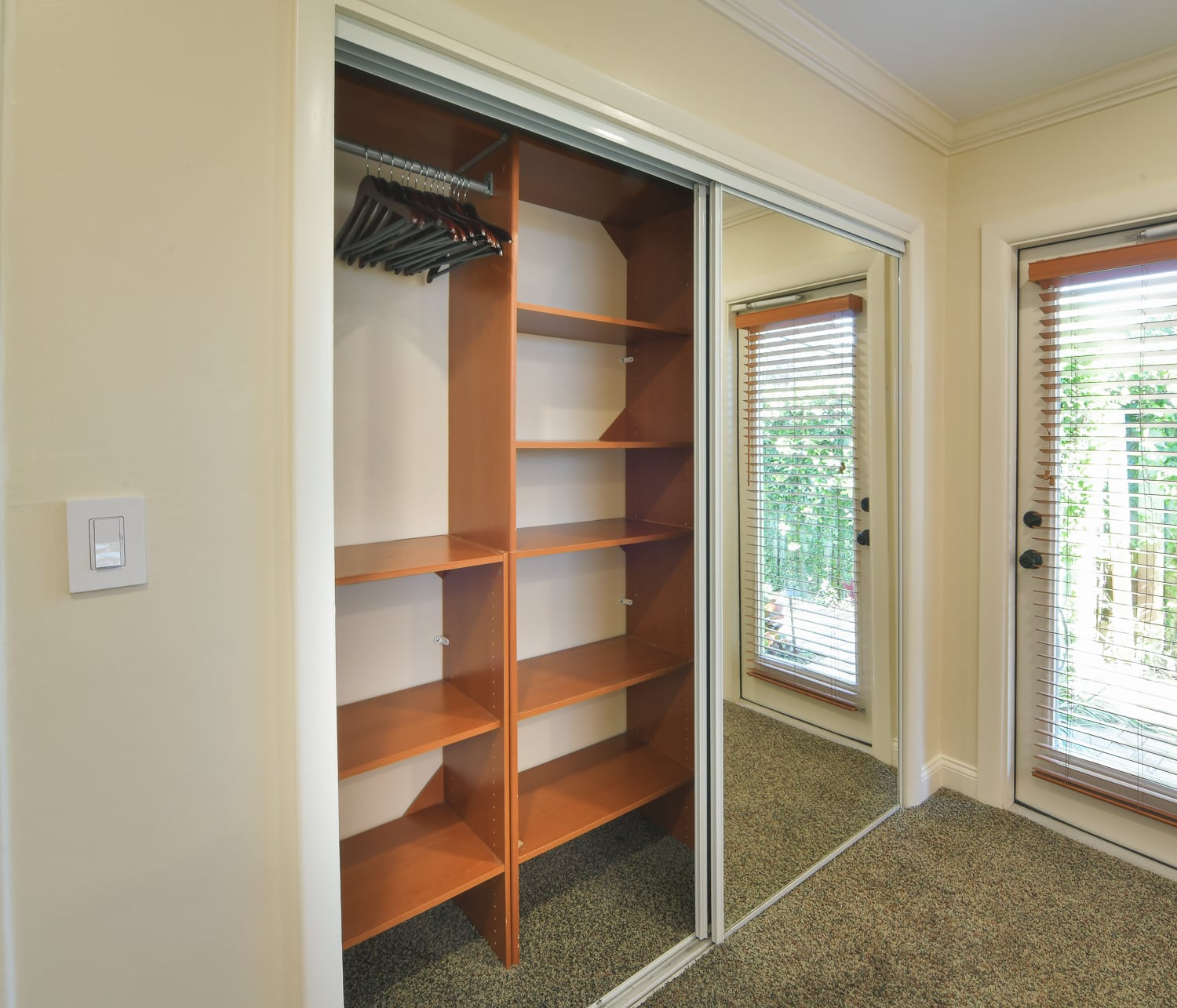 Paradise Vacation Suites - Wardrobe