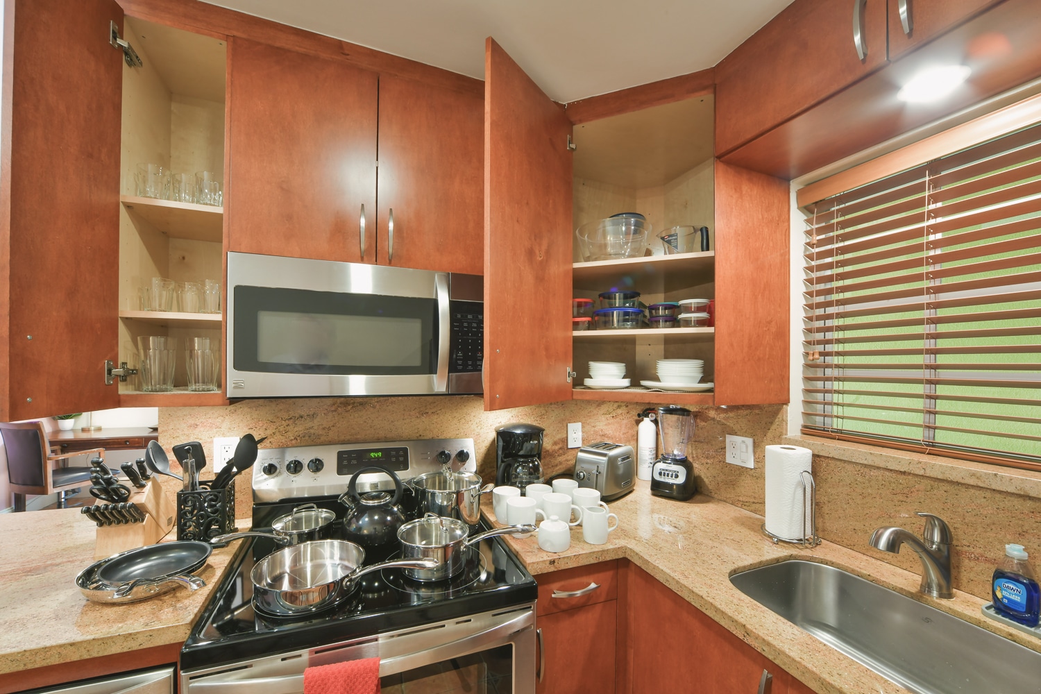 Paradise Vacation Suites - Kitchen with Appliances