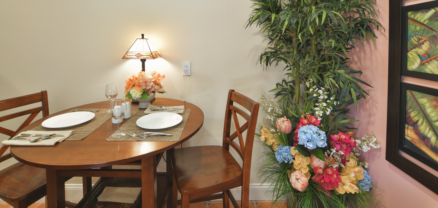 Paradise Vacation Suites - Dining Table
