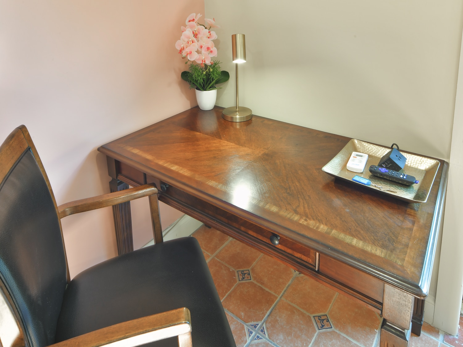 Paradise Vacation Suites - Table