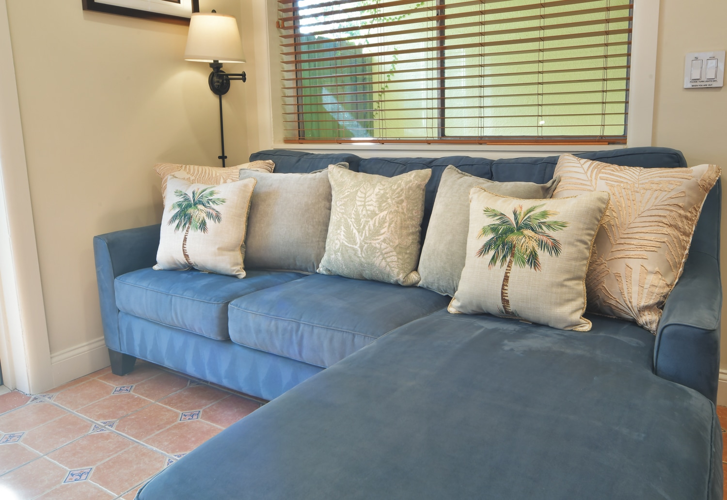 Paradise Vacation Suites - Living Room