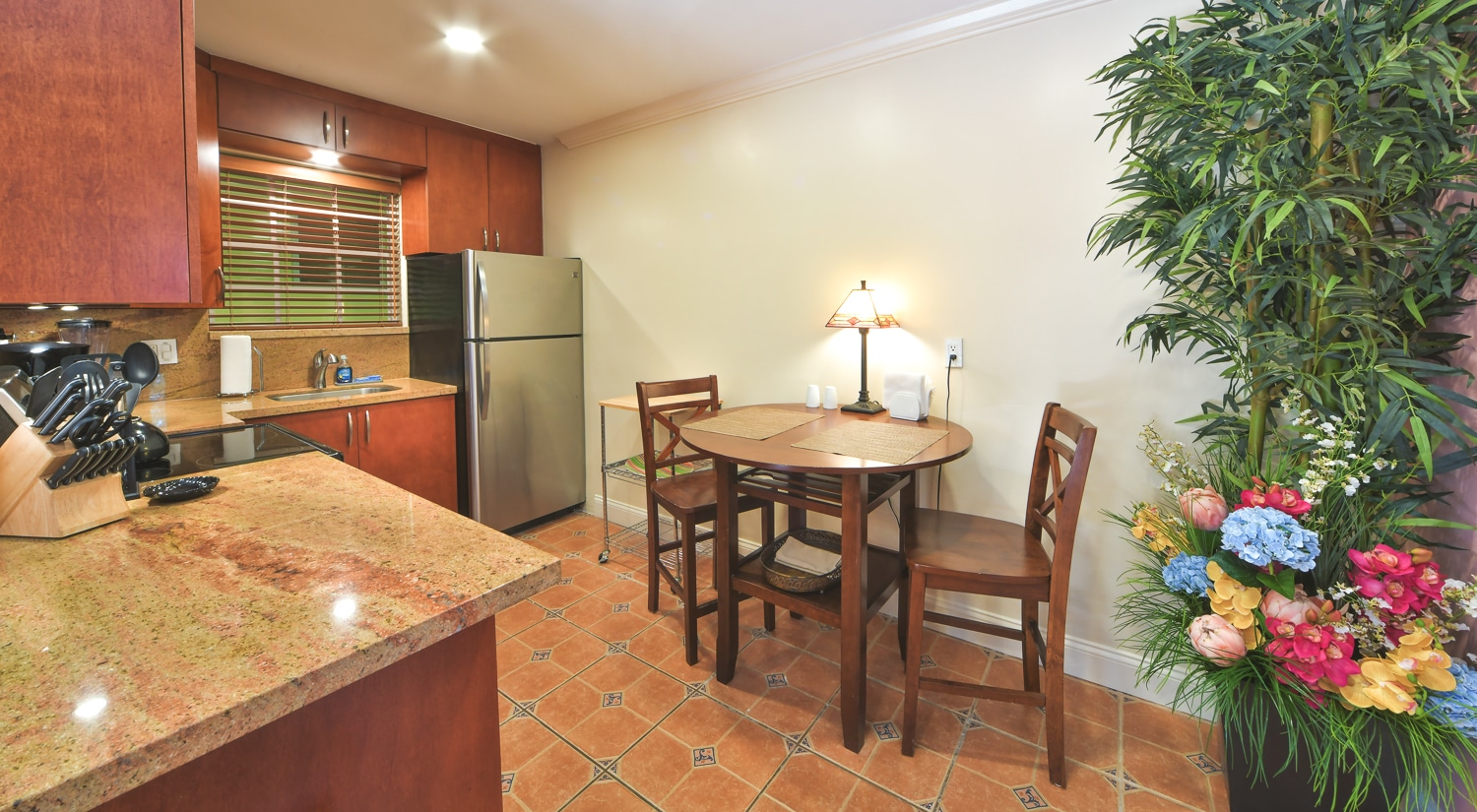 Paradise Vacation Suites - Kitchen
