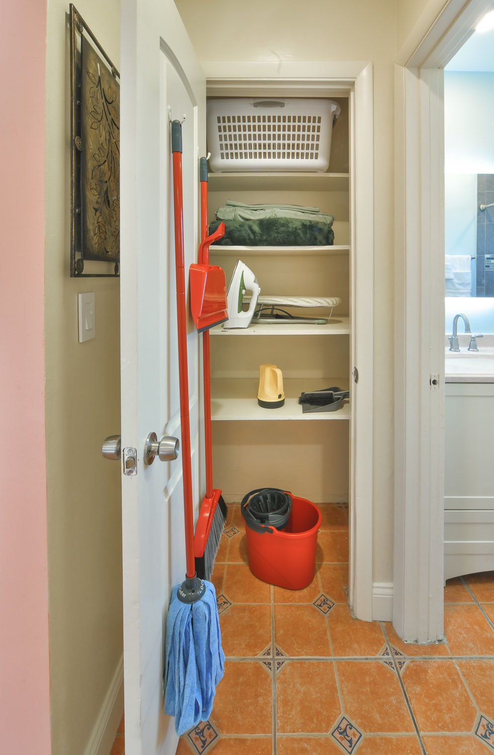Paradise Vacation Suites - Pantry