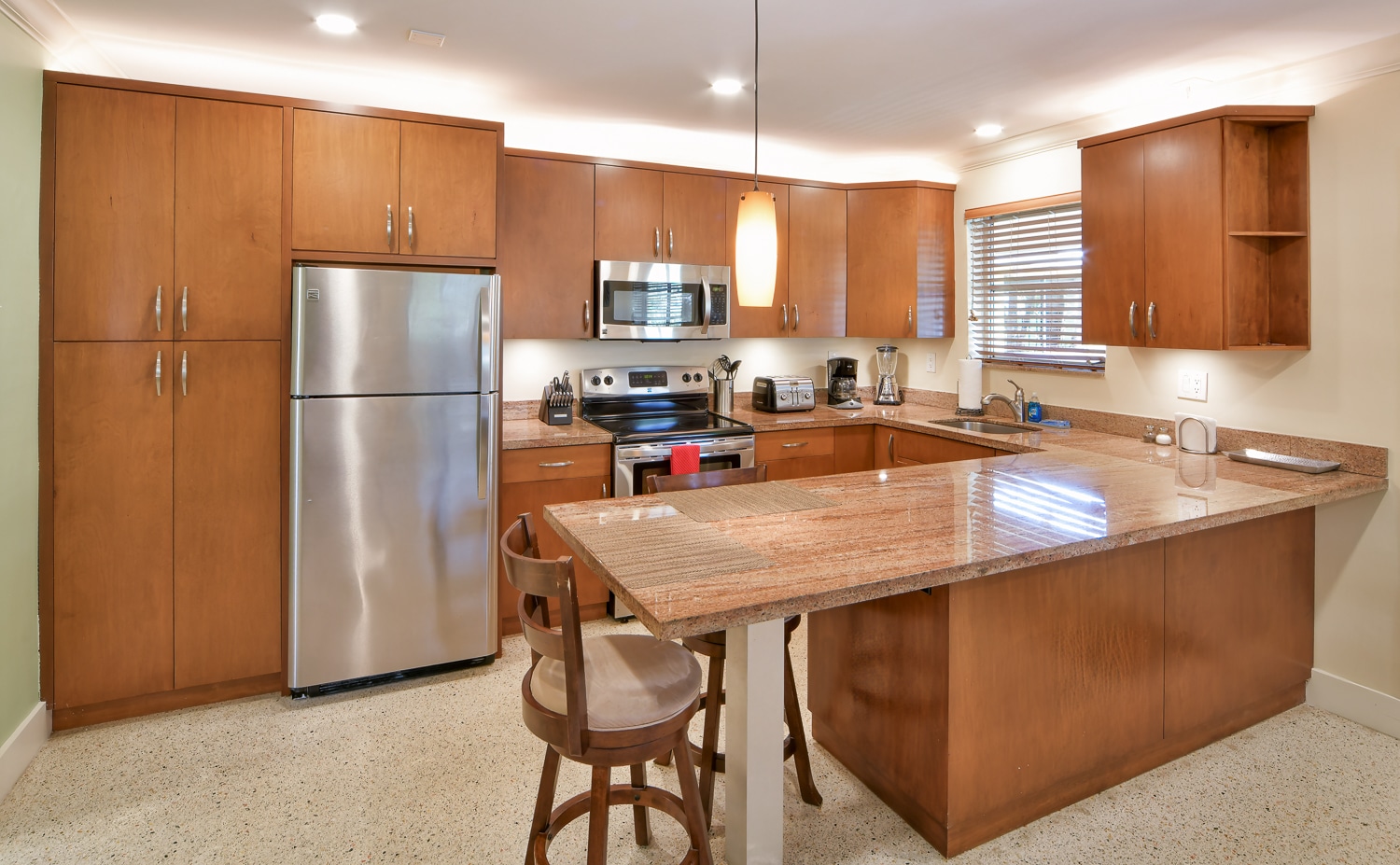 Paradise Vacation Suites - Kitchen with Appliances