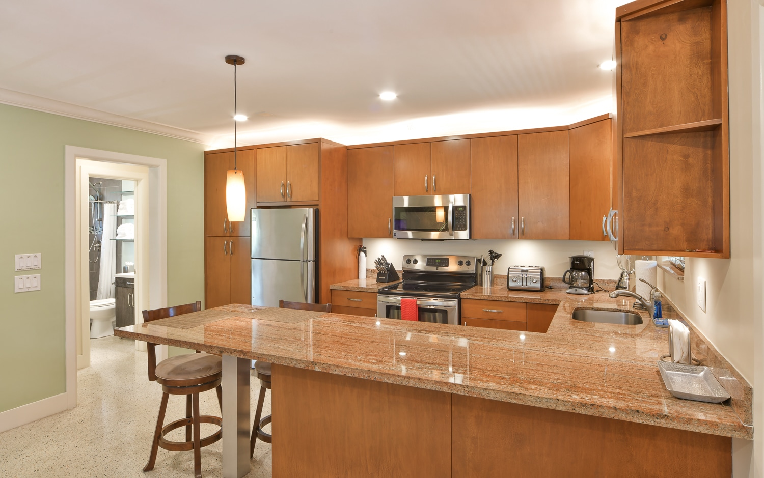 Paradise Vacation Suites - Kitchen with Appliances