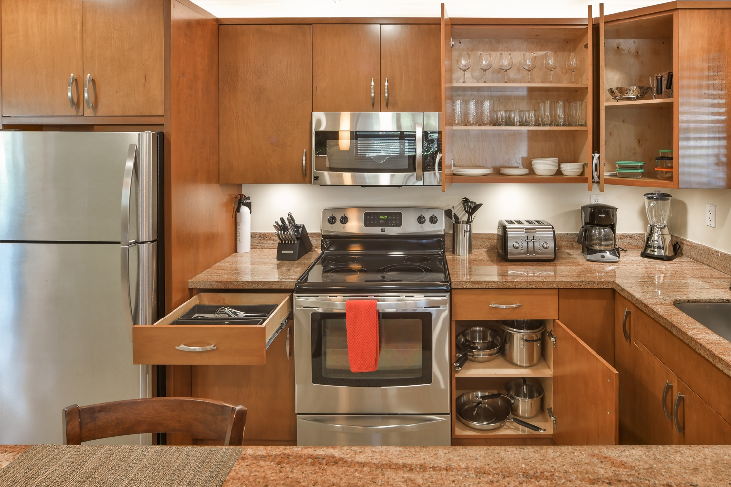 Paradise Vacation Suites - Kitchen with Appliances