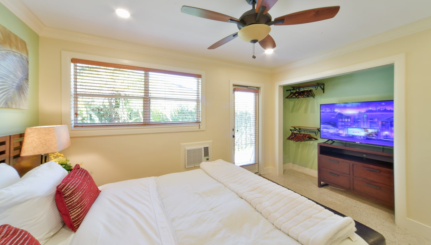 Paradise Vacation Suites - Bedroom