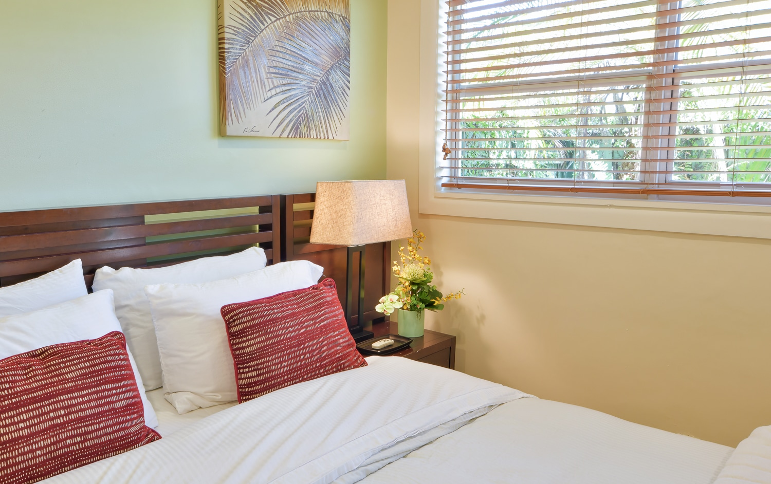 Paradise Vacation Suites - Bedroom