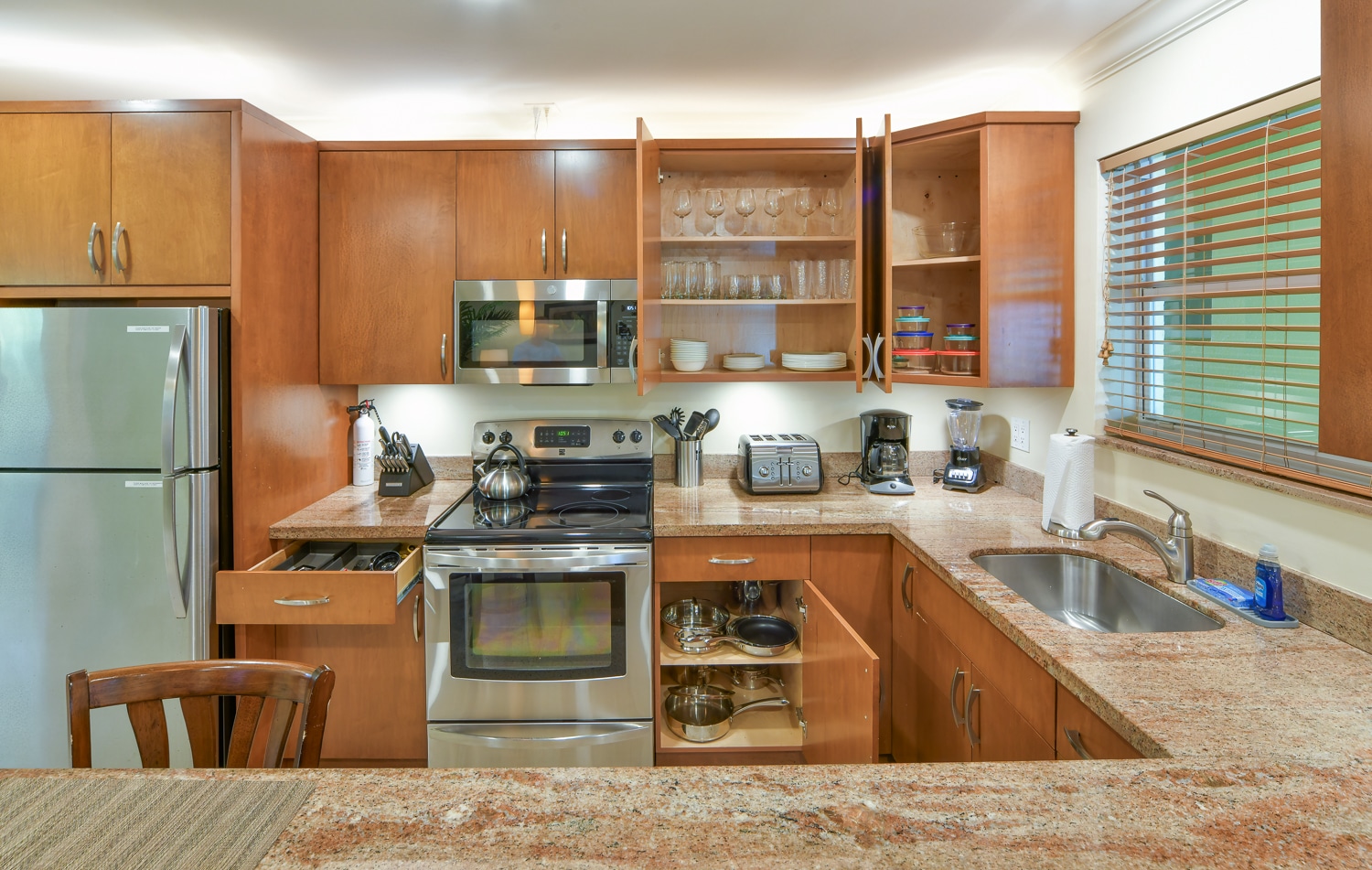 Paradise Vacation Suites - Kitchen with Appliances