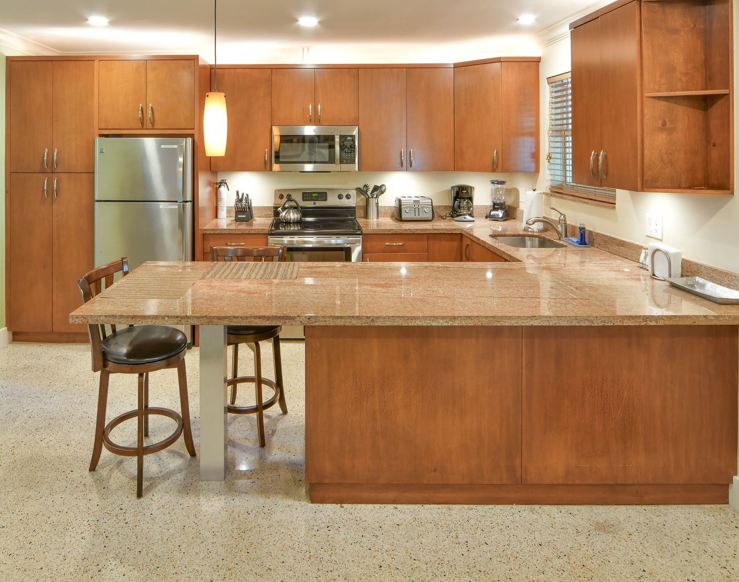 Paradise Vacation Suites - Kitchen with Appliances