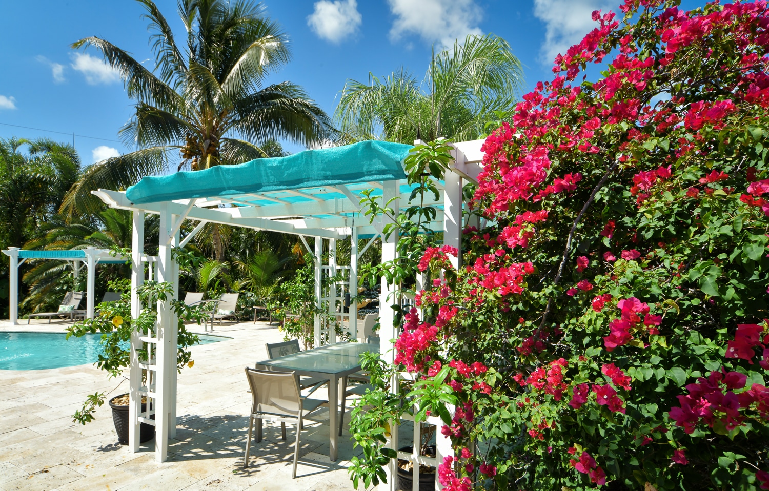 Paradise Vacation Suites - Pergola Dining