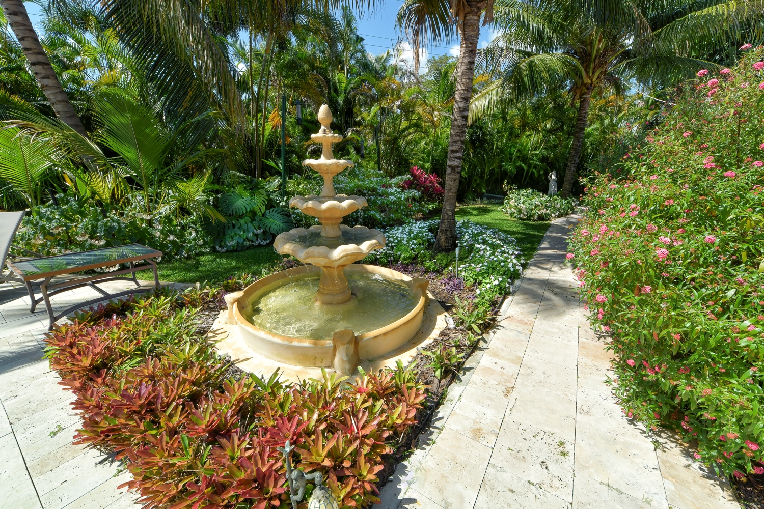 Paradise Vacation Suites - Tropical Gardens