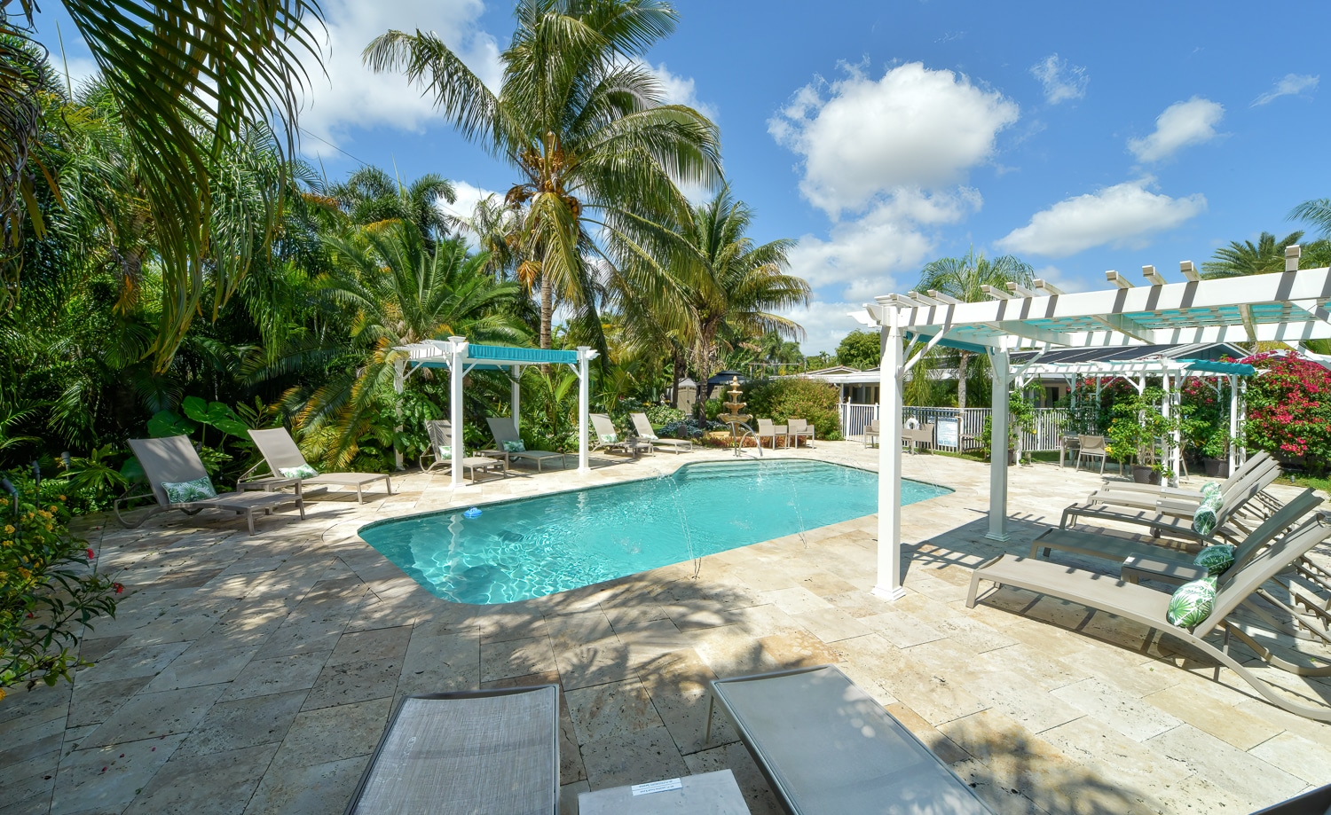 Paradise Vacation Suites - Pool