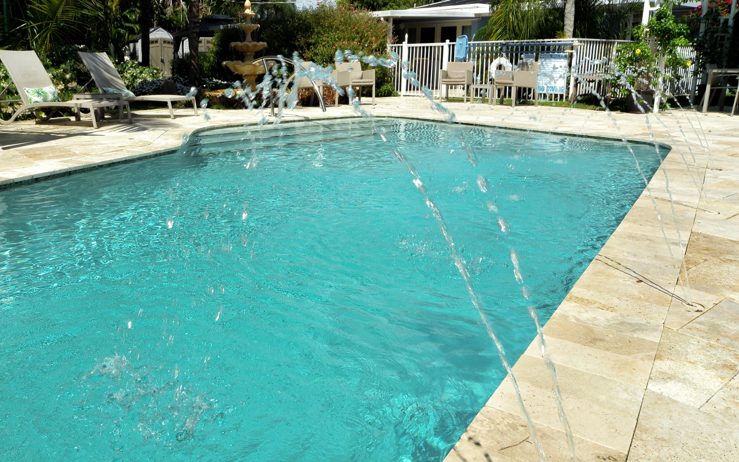 Paradise Vacation Suites - Pool