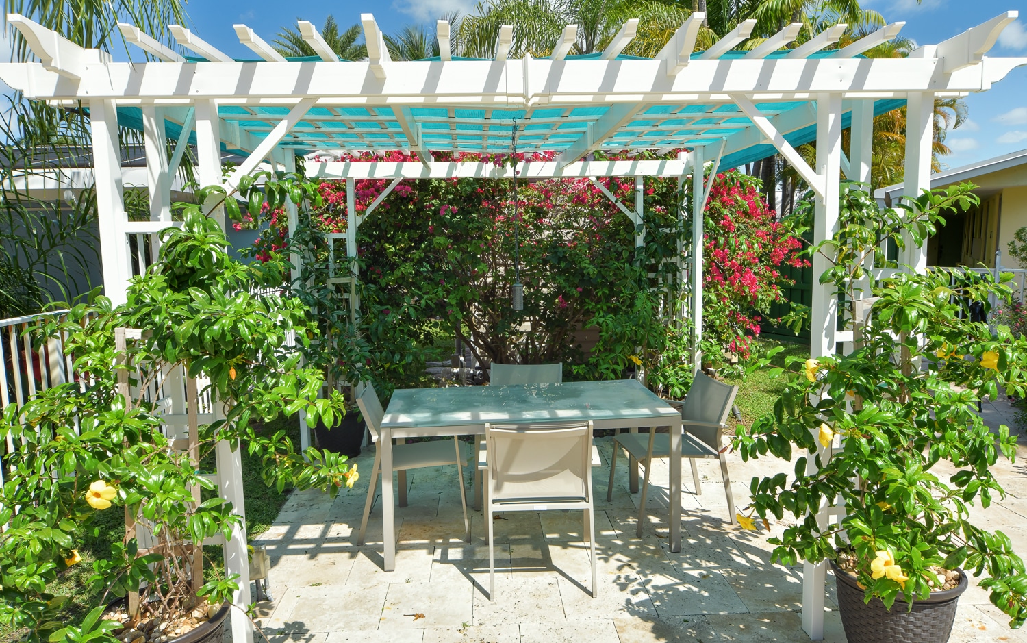 Paradise Vacation Suites - Pergola Dining