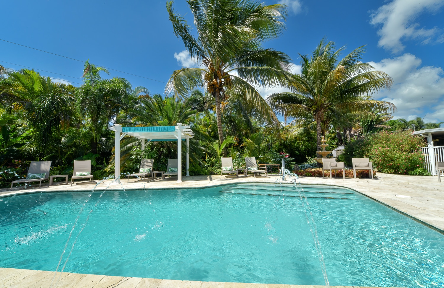 Paradise Vacation Suites - Pool