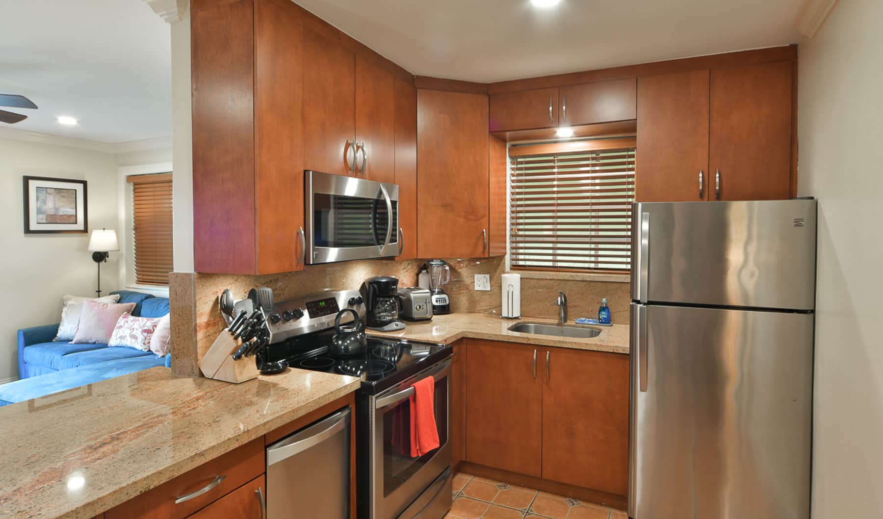 Paradise Vacation Suites - Kitchen with Appliances