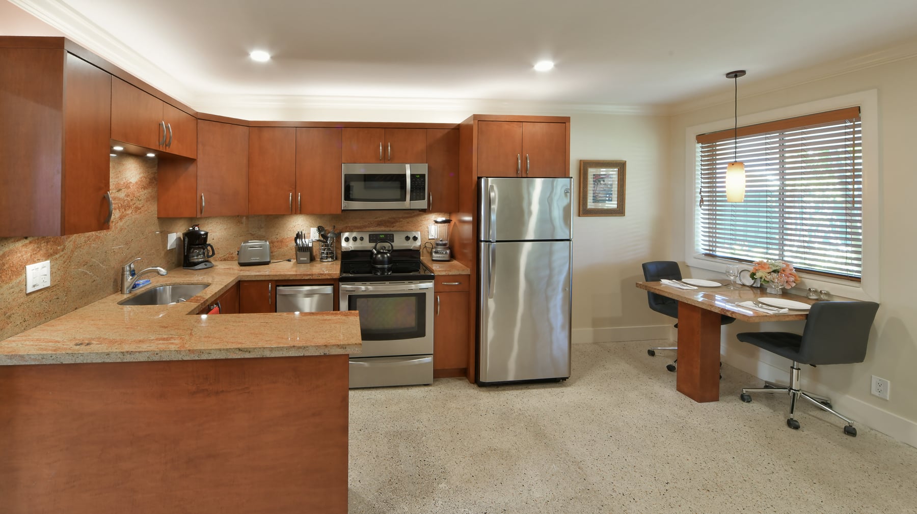 Paradise Vacation Suites - Kitchen with Appliances