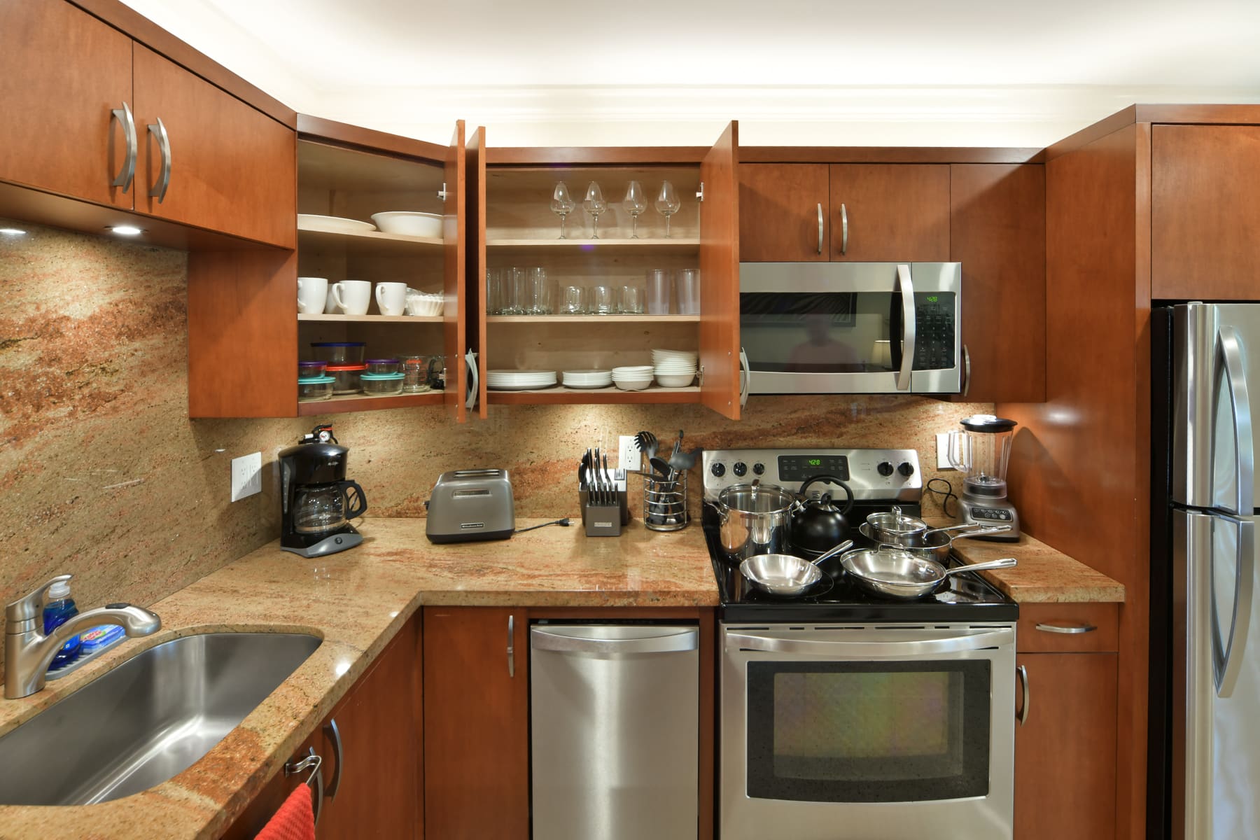 Paradise Vacation Suites - Kitchen with Appliances