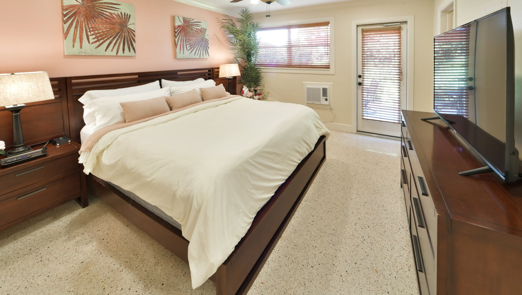 Paradise Vacation Suites - Bedroom