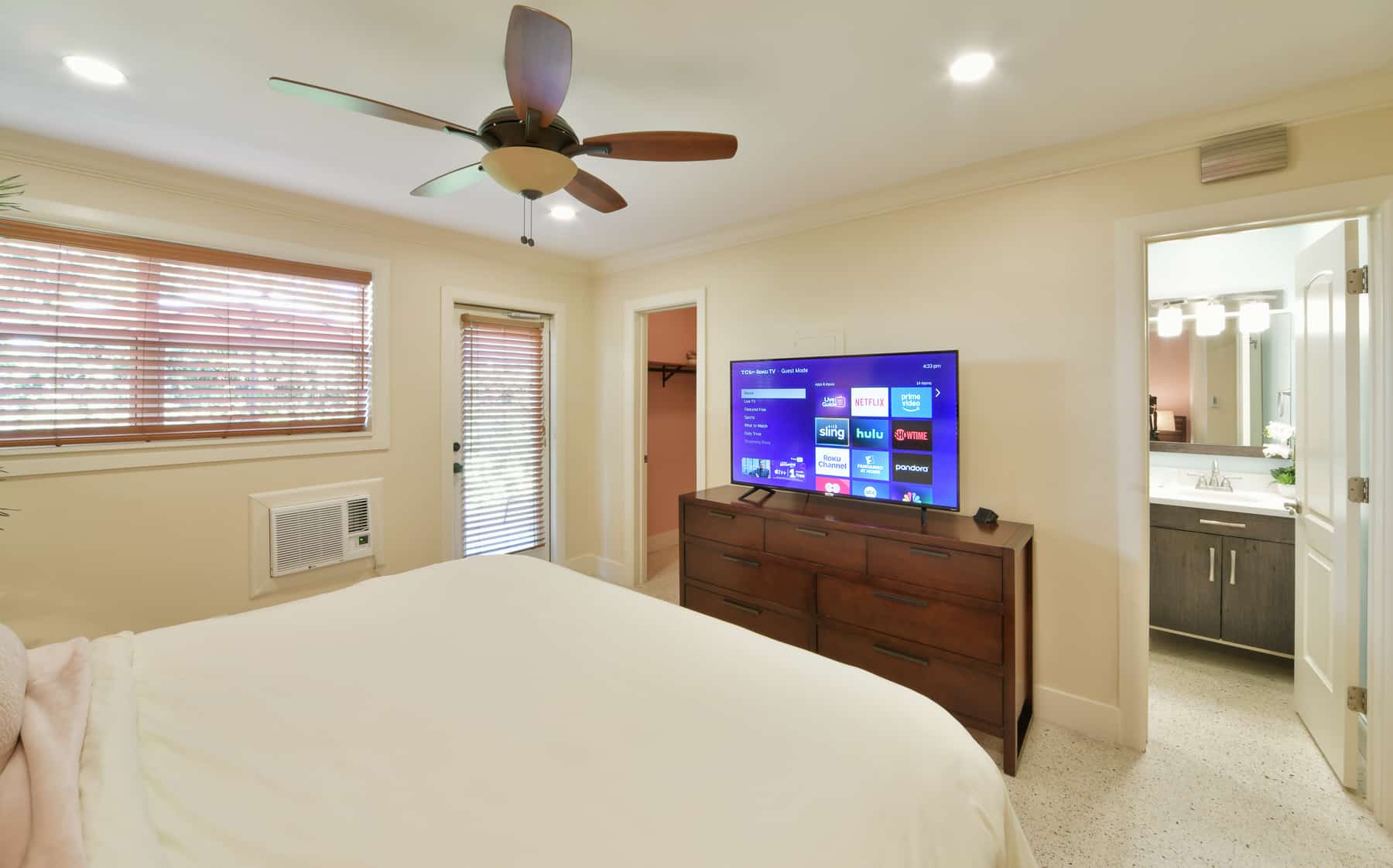 Paradise Vacation Suites - Bedroom