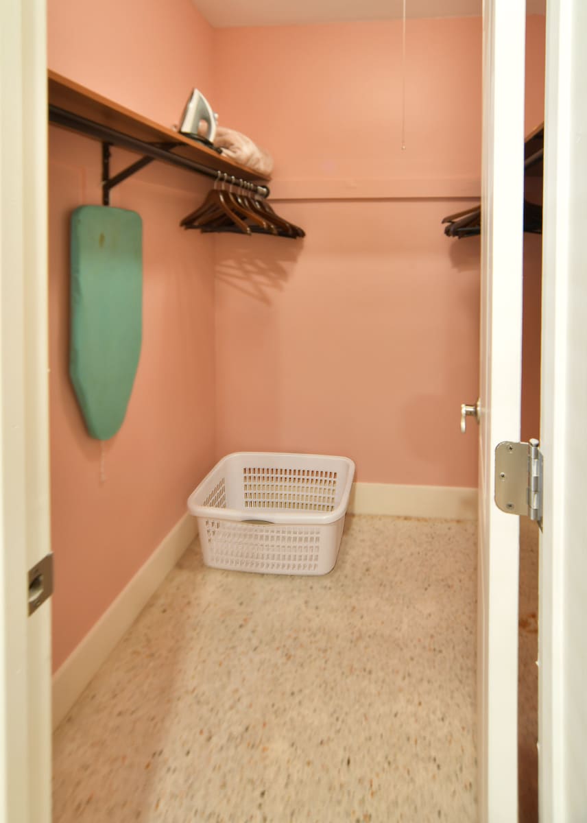 Paradise Vacation Suites - Pantry