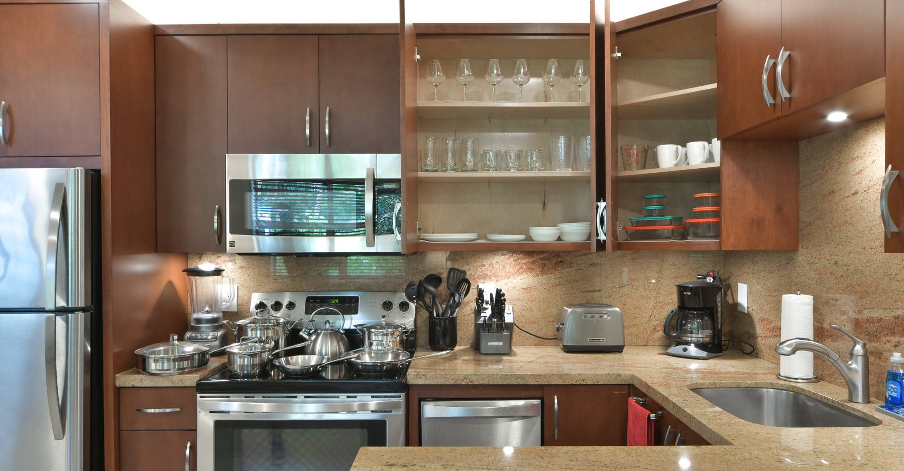 Paradise Vacation Suites - Kitchen with Appliances