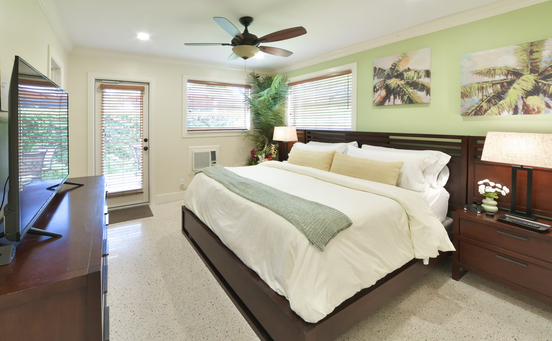 Paradise Vacation Suites - Bedroom