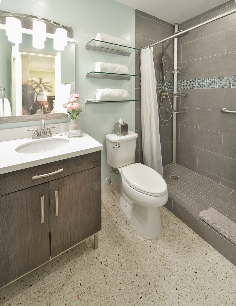 Paradise Vacation Suites - Bathroom