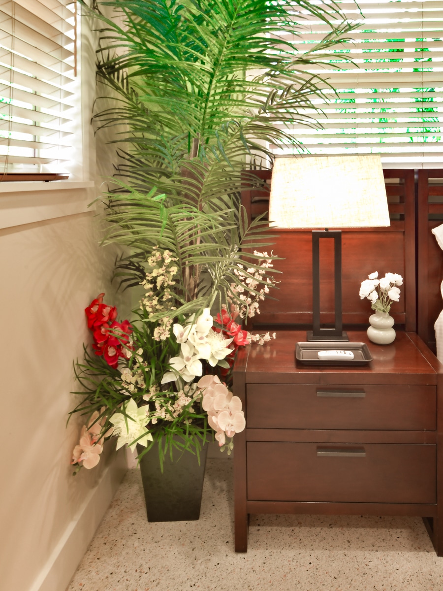 Paradise Vacation Suites - Bedside lamp