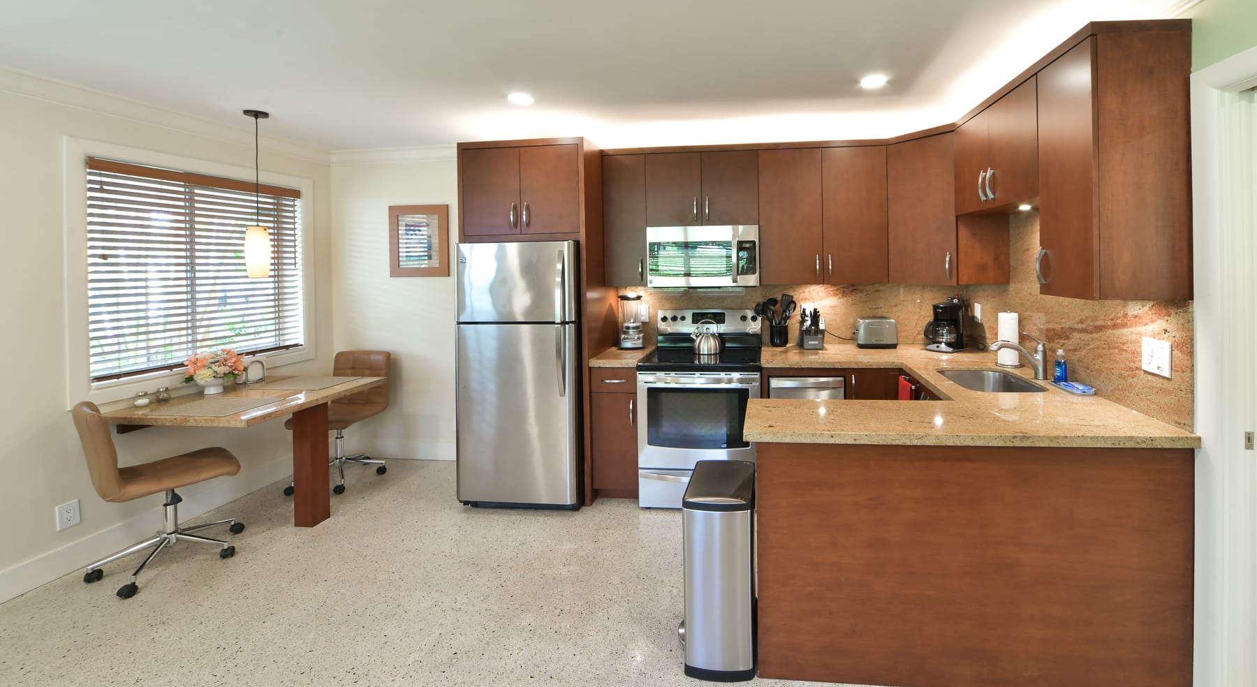 Paradise Vacation Suites - Kitchen with Appliances