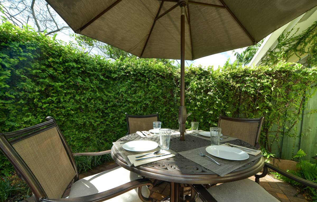 Paradise Vacation Suites - Dining Table